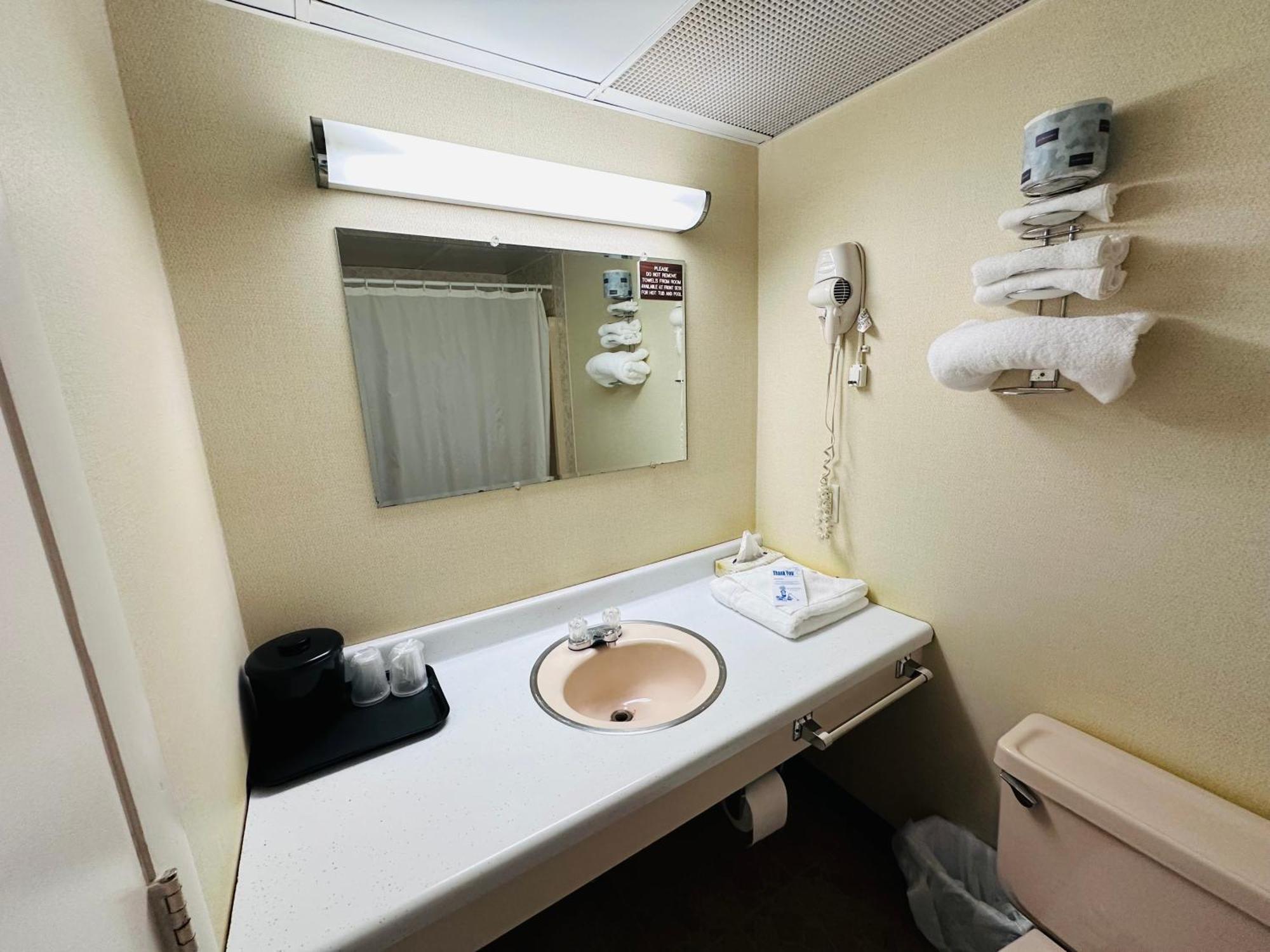 Pamola Motor Lodge Millinocket Екстериор снимка