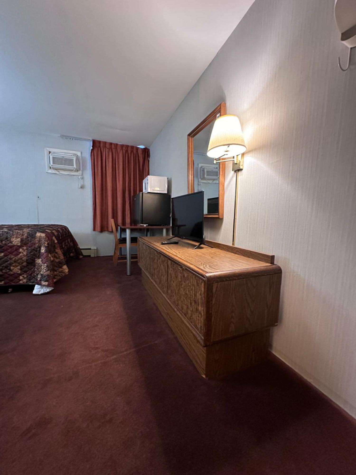 Pamola Motor Lodge Millinocket Екстериор снимка