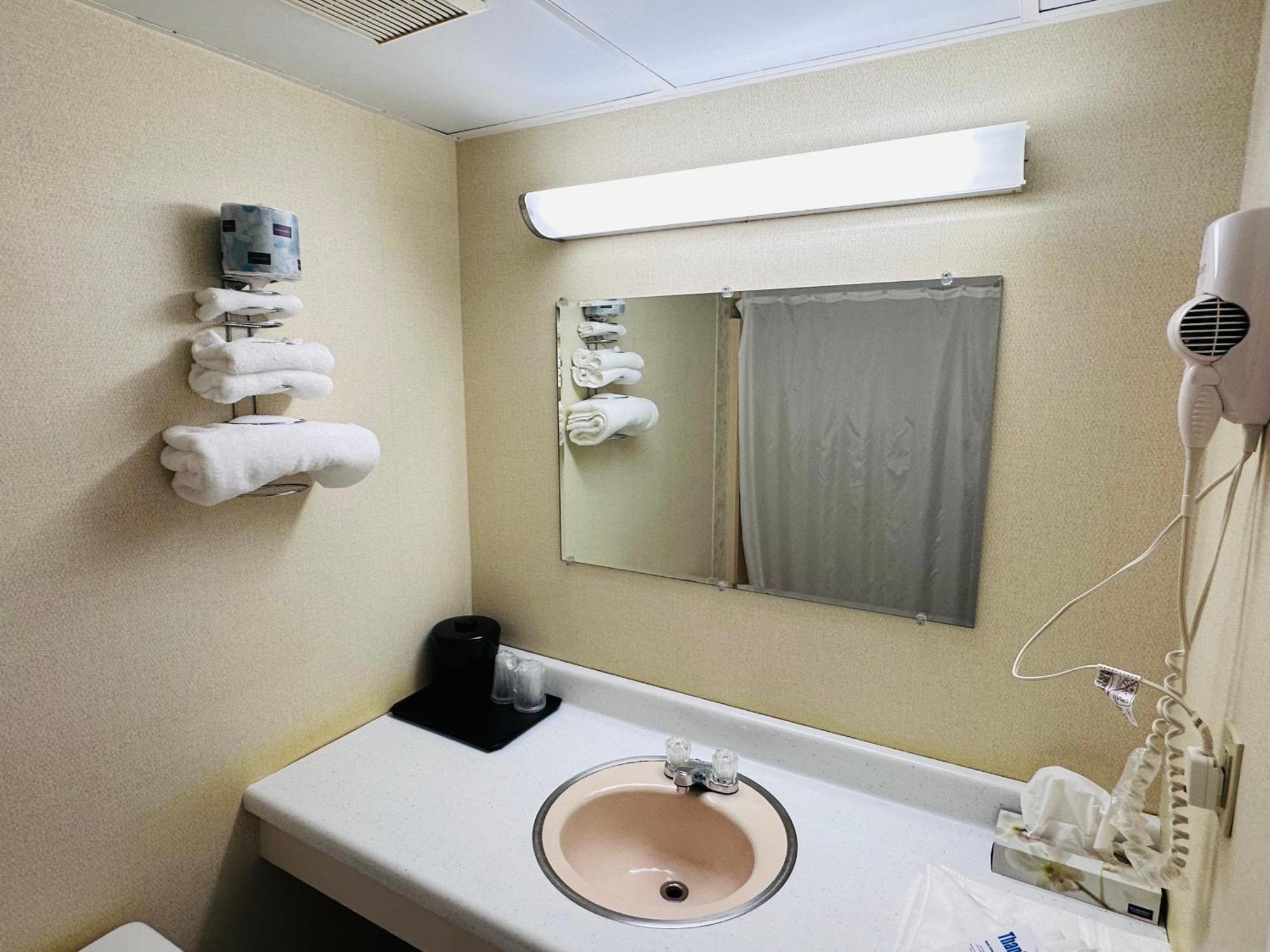 Pamola Motor Lodge Millinocket Екстериор снимка