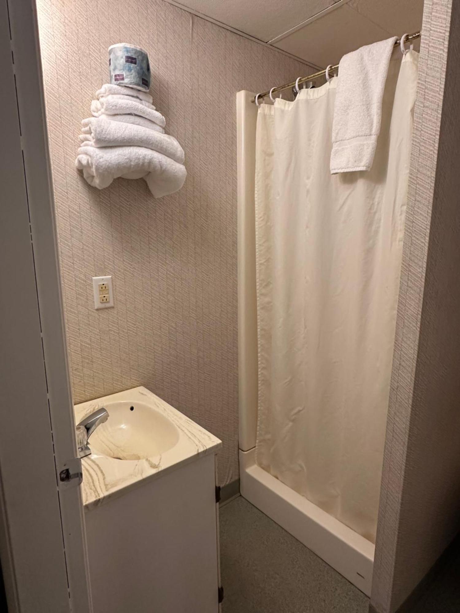 Pamola Motor Lodge Millinocket Екстериор снимка