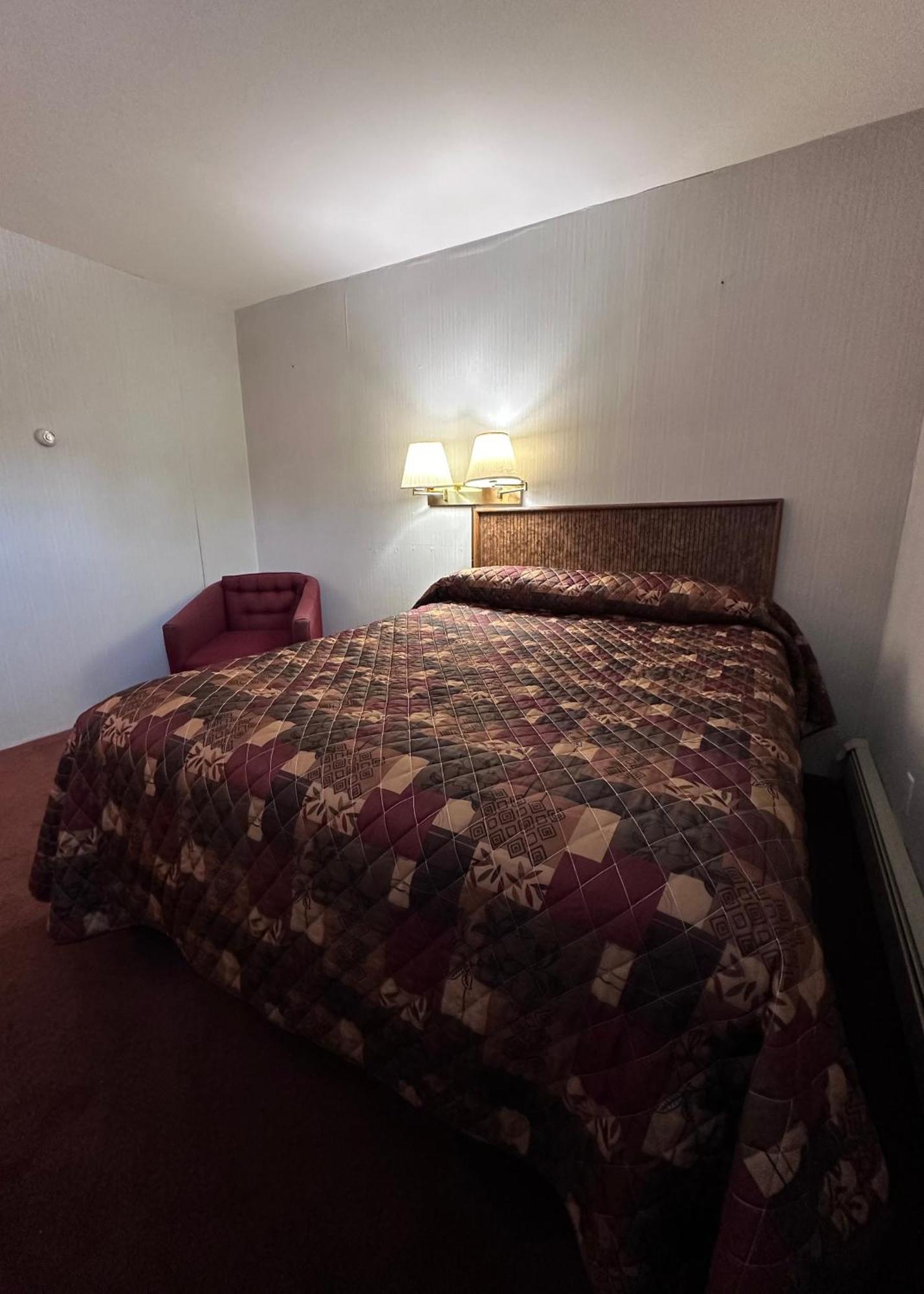 Pamola Motor Lodge Millinocket Екстериор снимка