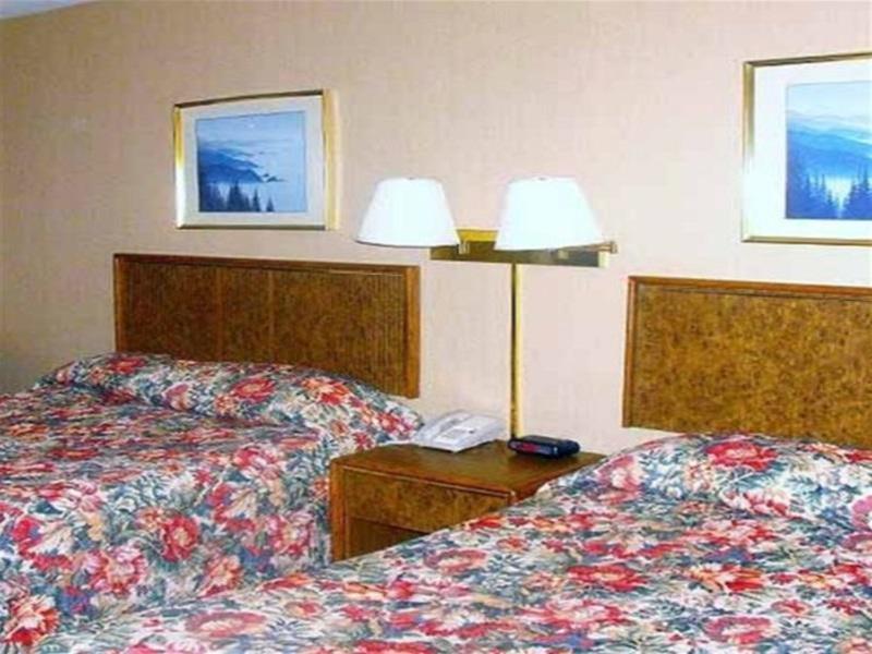 Pamola Motor Lodge Millinocket Екстериор снимка